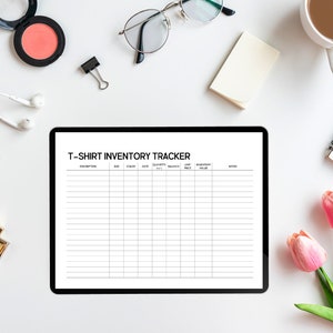 K&ouml;nnte beinhalten: Ein schwarzes Tablet mit wei&szlig;em Hintergrund und dem Text "T-SHIRT INVENTORY TRACKER" oben. Das Tablet hat Spalten f&uuml;r Beschreibung, Gr&ouml;&szlig;e, Farbe, Datum, Menge, Saldo, Einzelpreis und Inventarwert.