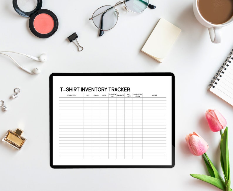 K&ouml;nnte beinhalten: Ein schwarzes Tablet mit wei&szlig;em Hintergrund und dem Text "T-SHIRT INVENTORY TRACKER" oben. Das Tablet hat Spalten f&uuml;r Beschreibung, Gr&ouml;&szlig;e, Farbe, Datum, Menge, Saldo, Einzelpreis und Inventarwert.