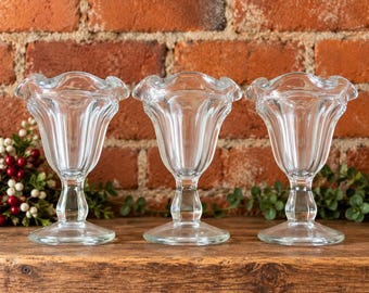 Juego de 3 copas de helado de cristal transparente estilo vintage con pedestal festoneado.