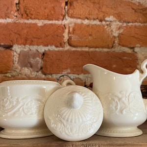Wedgwood Patrician Sahne und Zucker Set | Vintage Englisches Bone China | Weiß geprägte Blumensahne & Zuckerdose mit Deckel | 1940er–1960er Jahre