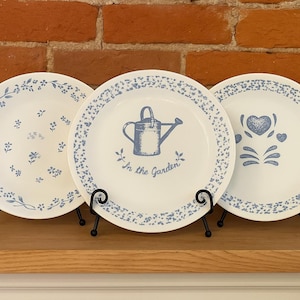 Vintage Corelle Blue & White Teller 3er-Set - Garten Gießkanne, Blumen- und Herzmuster - 16 cm