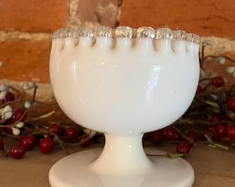 Bol de pedestal de vidrio opalino vintage con borde de vidrio transparente ondulado, bombonera de estilo cottagecore