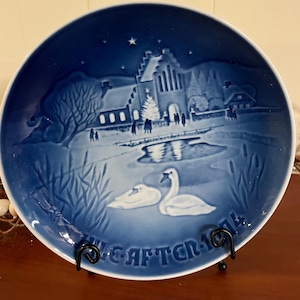 Bing & Grøndahl Christmas Plate 1974 | “Juleaften” #9074 Landsbyjul – Christmas in the Village | Danish Porcelain in Original Box