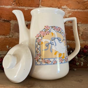 Cafeteira Goose Vintage – Bule de Cerâmica de 8,5” – Laços Azuis e Rosas – Cozinha Country dos Anos 80