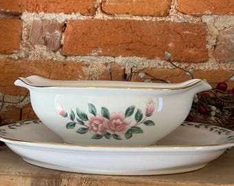 Lynns porseleinen juskom met onderbord roze bloemen vintage serveerschaal cottagecore keukendecor shabby chic servies