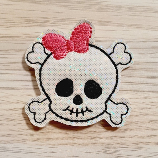 Girly Skull Feltie brodé sur vinyle parfait pour les arcs de cheveux, l’embellissement, les bobines de badge, les clips de planificateur, la couture sur des patchs et plus encore