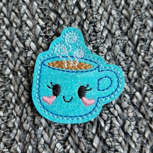 Una tazza di caffè Feltie ricamata su vinile perfetta per fiocchi per capelli, abbellimenti, bobine di badge, clip planner e altri progetti fai-da-te