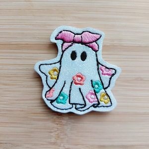 Girly Floral Ghost Feltie gestickt auf Vinyl, perfekt für Haarschleifen, Verzierungen, Abzeichenrollen, Planerclips und mehr DIY-Projekte