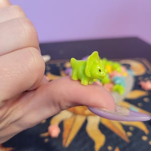 Resin-triceratops-cabocher: Mini-dinosaurieberlocker, slemtillbehör (10-delat set)