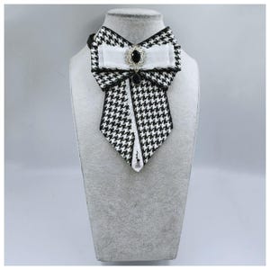 Chice schwarz-weiße Krawatte für Frauen - Verschönern Sie Ihren Büro-Look mit diesem handgefertigten Accessoire
