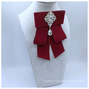 Cravatta da donna, colore bordeaux, decorata con spilla con strass