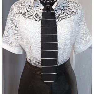 Schwarze Seidenkrawatte mit weißen Streifen, Perlenketten Accessoire, elegant romantischer Stil