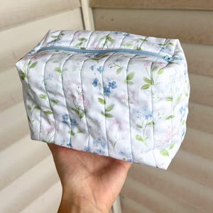 Floral Quilted Toiletry Bag – Handmade Travel Pouch with Zipper, Pastel Flower Print Makeup Organizer