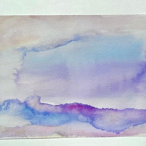 Puede incluir: Pintura abstracta de acuarela con tonos de morado, azul y rosa. Los colores se mezclan para crear un efecto suave y de ensueño.