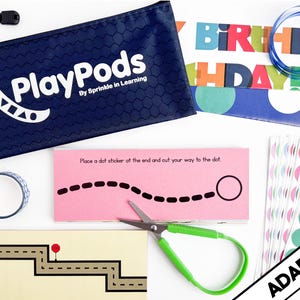 Può includere: Una pochette blu con cerniera con il testo "PlayPods By Sprinkle in Learning" su di essa. La pochette è aperta e contiene una varietà di oggetti, tra cui una carta rosa con una linea tratteggiata, un paio di forbici, un rotolo di nastro adesivo, un foglio di adesivi a pois colorati e una carta gialla con un labirinto.