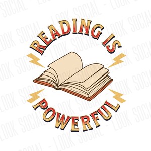 Può includere: Un design grafico con il testo "Reading is Powerful" in lettere rosse e gialle. Un libro aperto con pagine gialle galleggia sopra il testo con due fulmini su entrambi i lati del libro.
