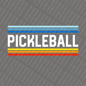 Puede incluir: Un fondo gris con la palabra "PICKLEBALL" en letras blancas. La palabra está centrada en el fondo y está rodeada de cuatro rayas horizontales en azul, amarillo y rojo.