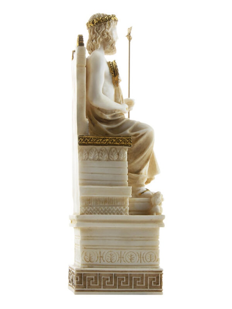 Op de afbeelding: Wit marmeren beeld van Zeus, de Griekse god van de hemel en de donder, zittend op een troon met een gouden kroon en scepter. Het beeld staat op een witte marmeren voet met gouden accenten.