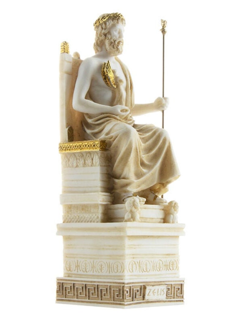 Op de afbeelding: Wit marmeren beeld van Zeus, de Griekse god van de hemel en de donder, zittend op een troon met een gouden kroon en scepter. Het beeld staat op een witte marmeren sokkel met een gouden rand en de inscriptie "ZEUS" aan de voorkant.