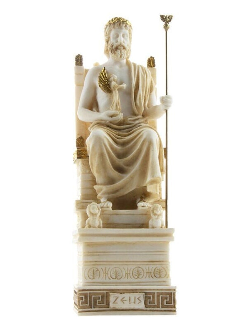Op de afbeelding: Wit marmeren beeld van Zeus, de Griekse god van de hemel en de donder, zittend op een troon met een scepter in zijn hand. Het beeld staat op een sokkel met de inscriptie "ZEUS" in Griekse letters.