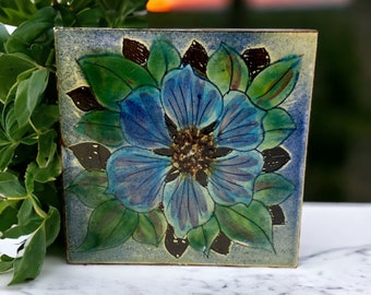 Wunderschön handbemalte Keramikfliese mit Blumenmotiv. Hergestellt in England