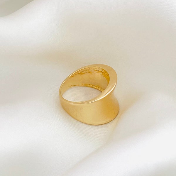 Thick Band Ring, Concave Ring, 18k Gold Filled Wide Band Ring, Chunky Gold Ring, Curved Ring, Gold Boho Ring