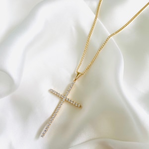 Kristin Chenoweth Cross Necklace 2024 www.alhudapk