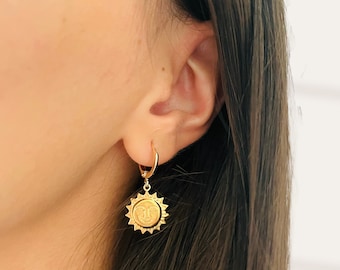 Gouden zon-oorringen, zongezicht oorbellen, gold filled mini-zon-hoepels, Sunburst-oorbellen, sierlijke gouden hoepels, hemelse oorbellen