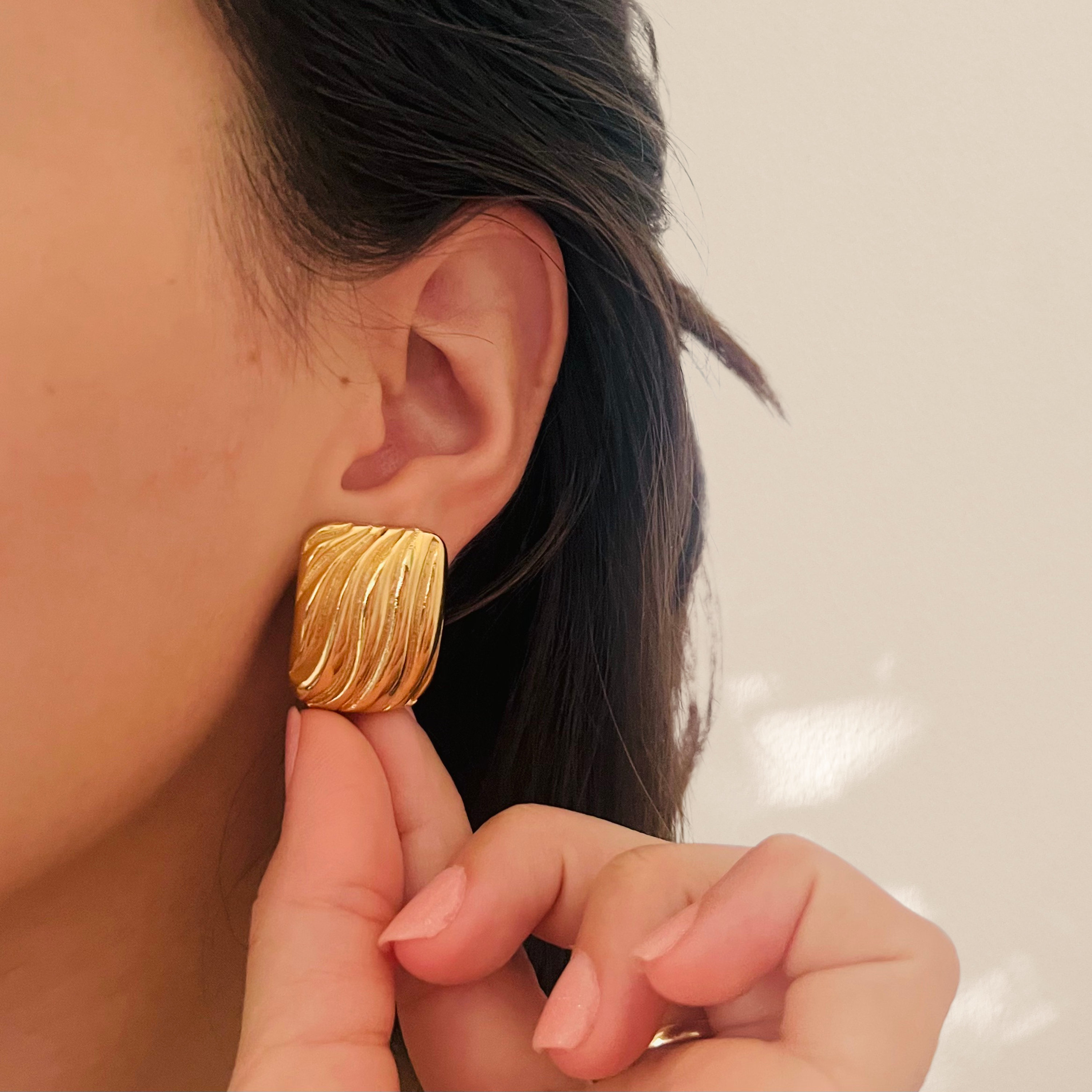 ◆VINTAGE HOLLYWOOD◆ Bumpy Round Earrings VH239OEA003B Vintage Hobe Round Clip on Earrings, 1950s Gold Tone Mesh