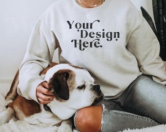 Gildan 18000 zandmodel | Mockup van Gildan-sweater | Lifestylemodel met hond | Mockup hondenshirt | Model met hond | Modelmodel