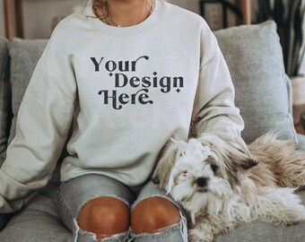 Gildan 18000 zandmodel | Mockup van Gildan-sweater | Lifestylemodel met hond | Mockup hondenshirt | Model met hond | Modelmodel