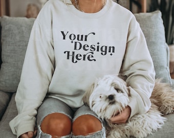 Gildan 18000 zandmodel | Mockup van Gildan-sweater | Lifestylemodel met hond | Mockup hondenshirt | Model met hond | Modelmodel