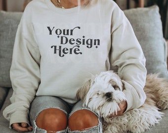 Gildan 18000 zandmodel | Mockup van Gildan-sweater | Lifestylemodel met hond | Mockup hondenshirt | Model met hond | Modelmodel