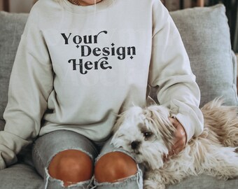 Gildan 18000 zandmodel | Mockup van Gildan-sweater | Lifestylemodel met hond | Mockup hondenshirt | Model met hond | Modelmodel