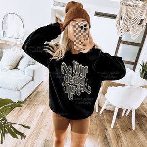 Gildan 18000-mockup | Mockup zwarte Gildan-sweater | Lifestyle-mockup | Mockup van Gildan-sweater | Modelmodel | Mockup zwarte sweater