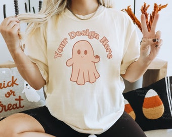Halloween-mockup ivoor comfortkleuren C1717-mockup | Mockup comfortkleuren | Mockup Halloween-shirt | Mockup oversized shirt | Herfstmodel