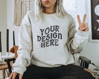 Sand Gildan 18000 Mockup | Höstluvtröja Mockup | Höstmockup | Höstskjorta Mockup | Höstmockup | Halloween Mockup | Sweatshirt Mockup