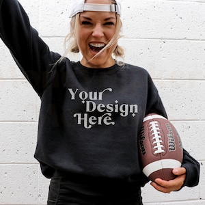 Mockup Gildan 18000 nero / Mockup del giorno della partita / Mockup sportivo / Mockup della squadra / Mockup autunnale / Mockup del Superbowl / Mockup del football / Mockup del modello