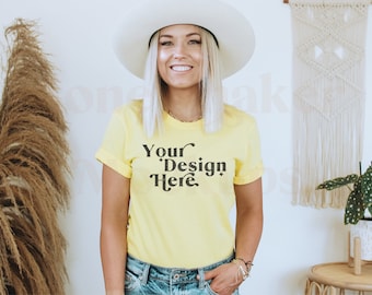 Bella Canvas 3001 mock-up | Geel canvas overhemd Bella | Mockup geel T-shirt | Mockup voorjaarsshirt | Mockup zomer-T-shirt | Modelmodel