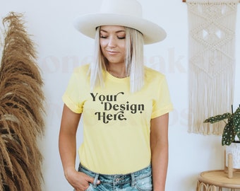 Bella Canvas 3001 mock-up | Geel canvas overhemd Bella | Mockup geel T-shirt | Mockup voorjaarsshirt | Mockup zomer-T-shirt | Modelmodel
