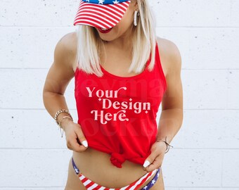 Könnte beinhalten: Ein rotes Tanktop mit dem Text "Your Design Here" in Weiß. Das Tanktop ist vorne gebunden und das Model trägt eine rot-weiß-blaue gemusterte Mütze.