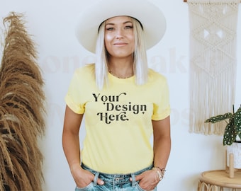 Bella Canvas 3001 mock-up | Geel canvas overhemd Bella | Mockup geel T-shirt | Mockup voorjaarsshirt | Mockup zomer-T-shirt | Modelmodel