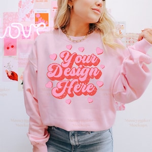 Mockup Valentijnsdag | Roze Gildan 18000-mockup | Mockup valentijnssweater | Vrijgezellenfeestmodel | Roze sweatermodel