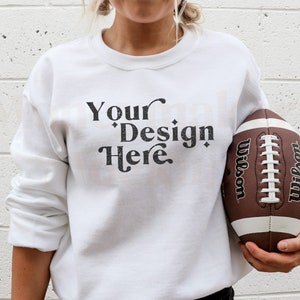 Mockup Gildan 18000 bianco / Mockup del giorno della partita / Mockup sportivo / Mockup della squadra / Mockup autunnale / Mockup del Superbowl / Mockup del football / Mockup del modello