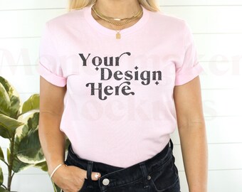 Puede incluir: Una camiseta rosa con el texto "Your Design Here" en letras negras. La camiseta la lleva puesta una persona con un collar de oro.
