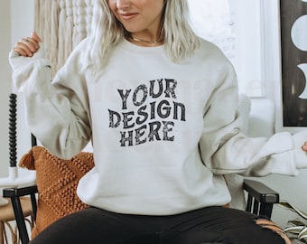 Sand Gildan 18000 Mockup | Höstluvtröja Mockup | Höstmockup | Höstskjorta Mockup | Höstmockup | Halloween Mockup | Sweatshirt Mockup