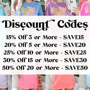 Pu&ograve; includere: Una variet&agrave; di magliette colorate con la scritta "Your design here" in un font retr&ograve;. L'immagine mostra anche codici sconto: 15% di sconto su 3 o pi&ugrave;, 20% di sconto su 5 o pi&ugrave;, 25% di sconto su 10 o pi&ugrave;, 30% di sconto su 15 o pi&ugrave; e 50% di sconto su 20 o pi&ugrave;.