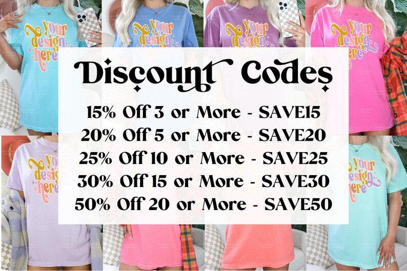Pu&ograve; includere: Una variet&agrave; di magliette colorate con la scritta "Your design here" in un font retr&ograve;. L'immagine mostra anche codici sconto: 15% di sconto su 3 o pi&ugrave;, 20% di sconto su 5 o pi&ugrave;, 25% di sconto su 10 o pi&ugrave;, 30% di sconto su 15 o pi&ugrave; e 50% di sconto su 20 o pi&ugrave;.