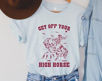 ウエスタンシャツ、Get Off Your High Horseシャツ、カウガールグラフィックTシャツ、カウボーイ、南西部、デザートカントリー、ヴィンテージロデオ、ウエスタンウェア、ユニセックス