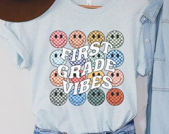 1. Klasse Lehrer Shirt, First Grade Vibes T-Shirt, Back to School, Retro 70er Jahre Happy Face Teacher Appreciation Grade Level Teacher Crew